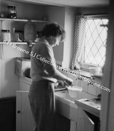 GLYN MYNYTHO LADY COOKING